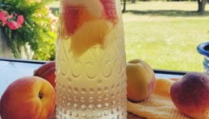 Read more about the article How to make an Apple Peach Sangria