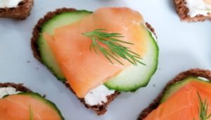 Read more about the article Smoked Salmon and Herbed Cream Cheese Bites